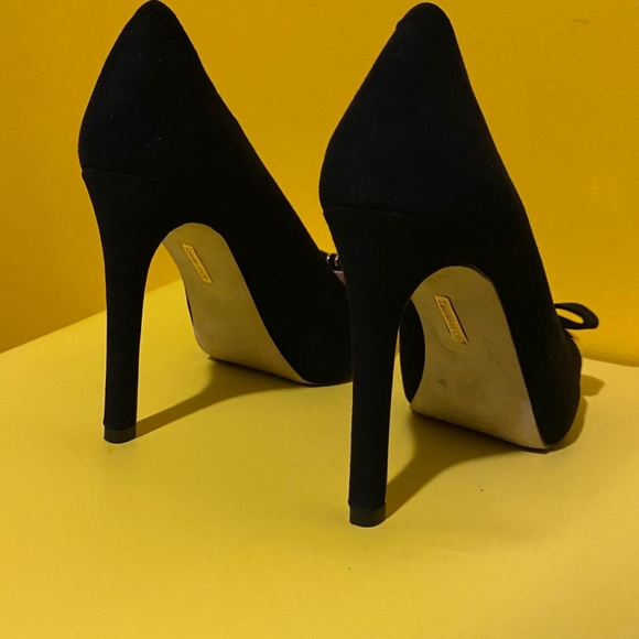 LOUISE et CIE Black Leather Suede Heels Gold Trim Bow Pointed Toe Pump Size: 8B - Picture 3 of 8